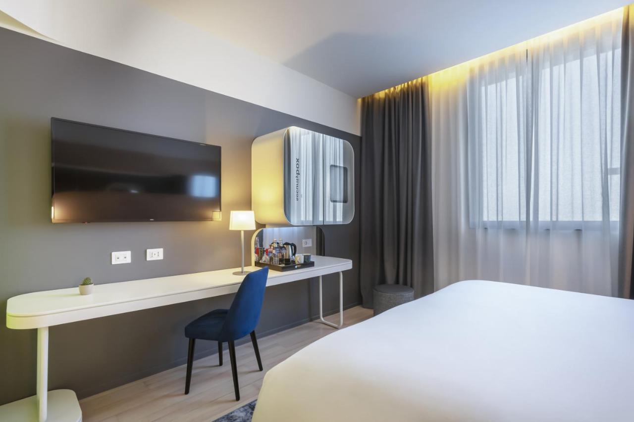 Standard King Room Accessible