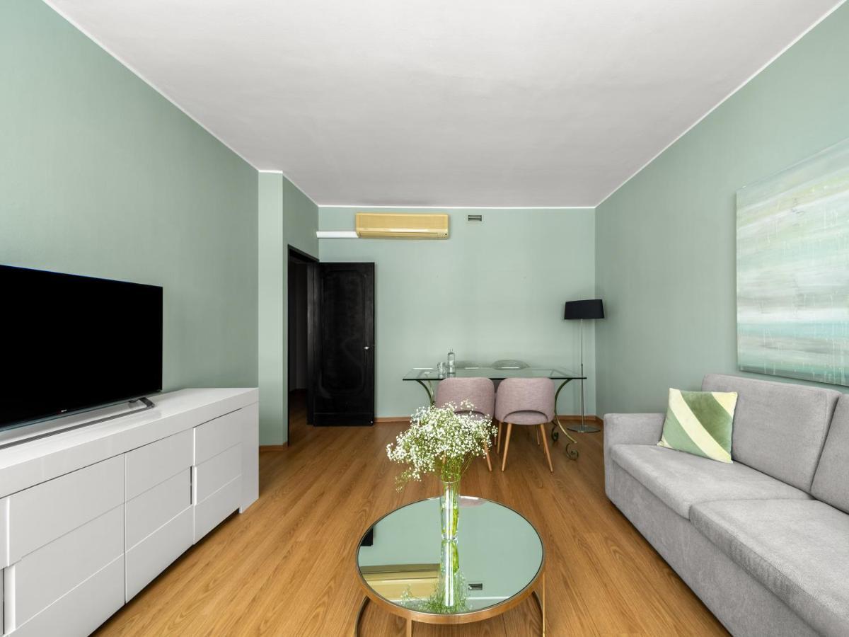 Large 1 Bedroom Apartment Sofa Bed,1299092869:JPEG