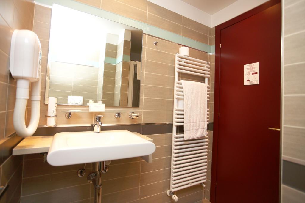 Standard Triple Room,146935124:JPEG