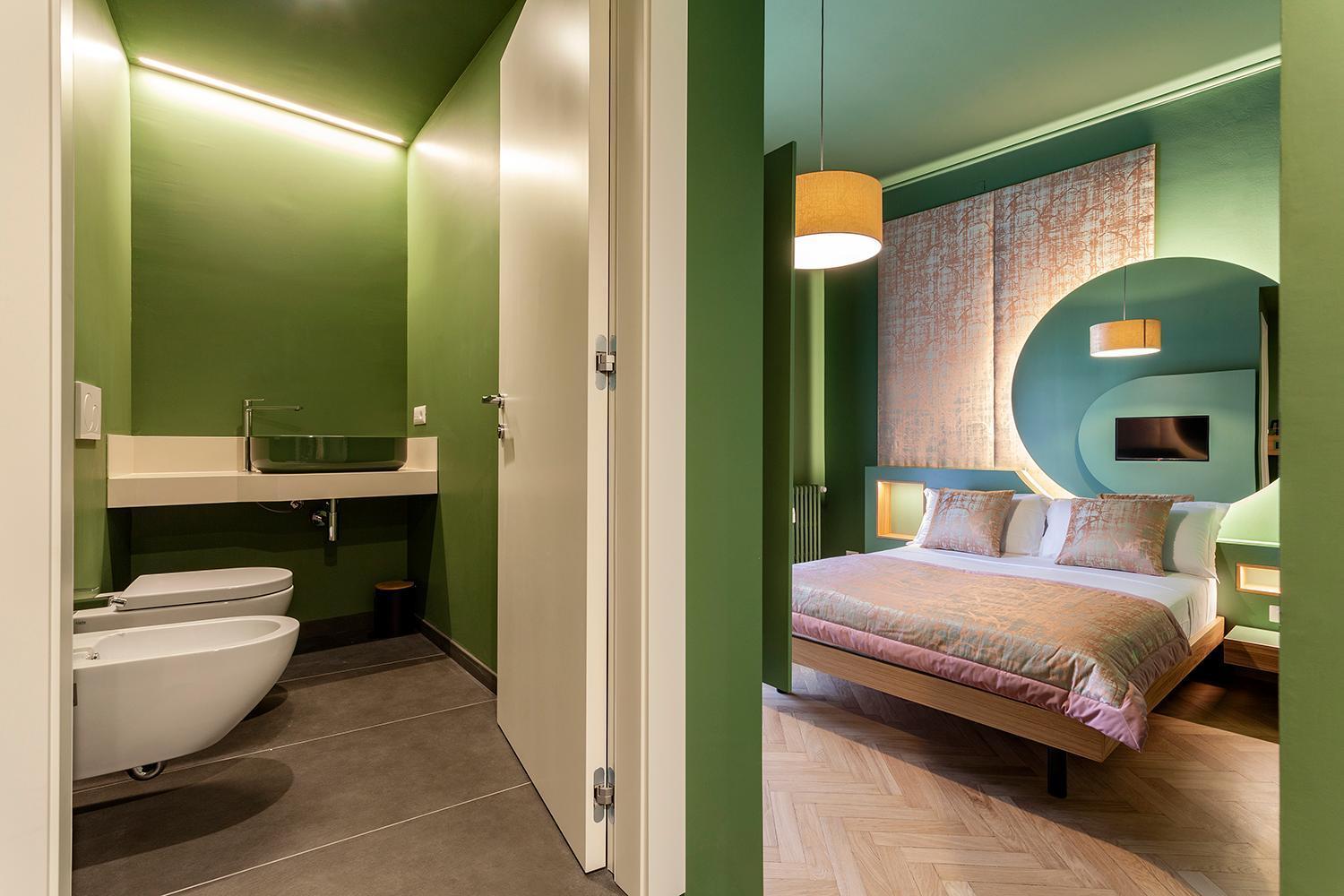Deluxe Double Room Shower