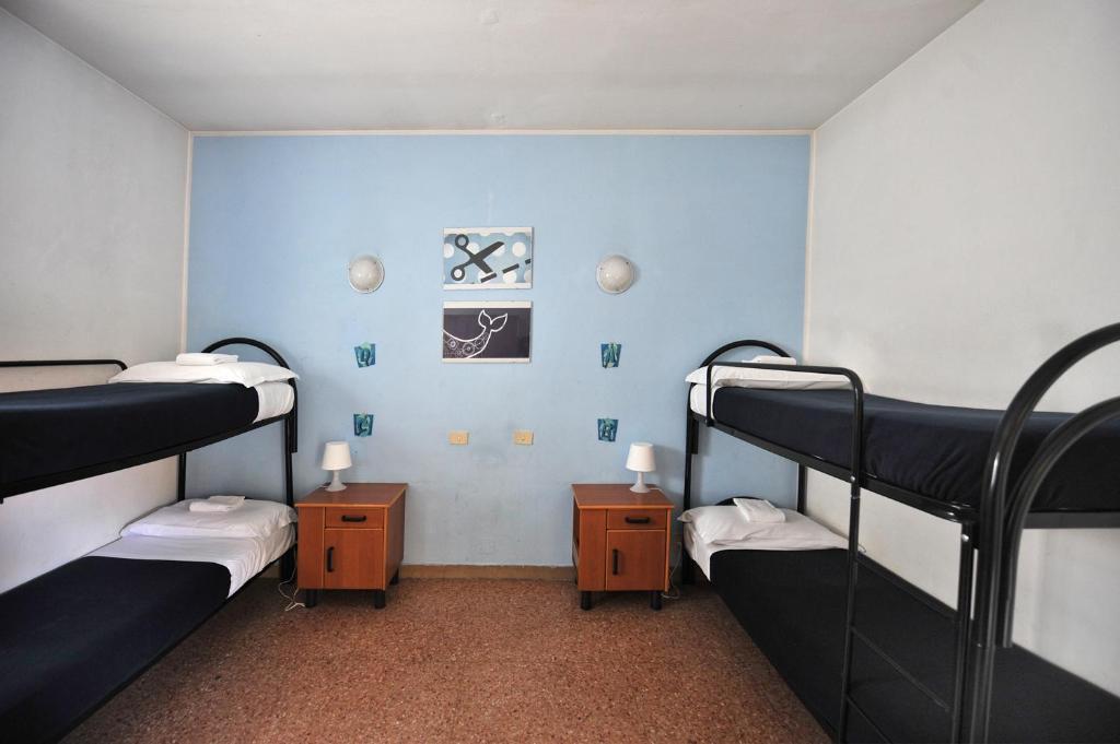 Letto Singolo in Dormitorio Femminile per 4 Persone