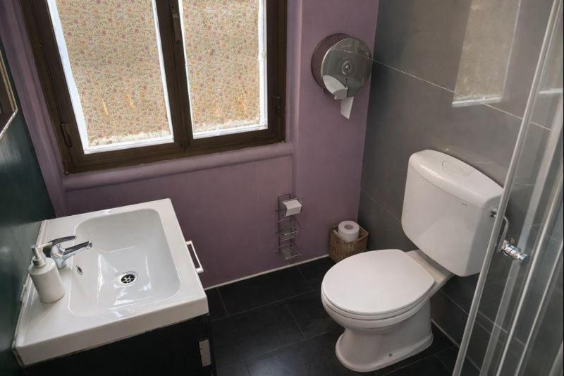 Posto Letto in Dormitorio Femminile con 6 Letti