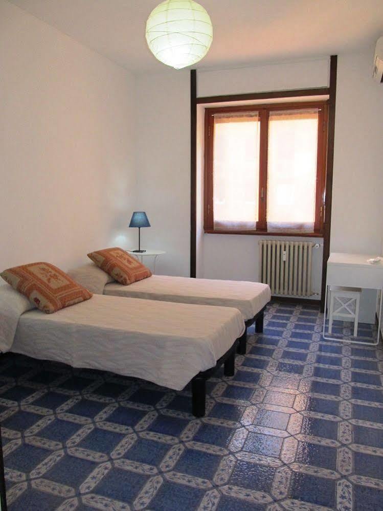 Camera Doppia con Letti Singoli e Bagno in Comune