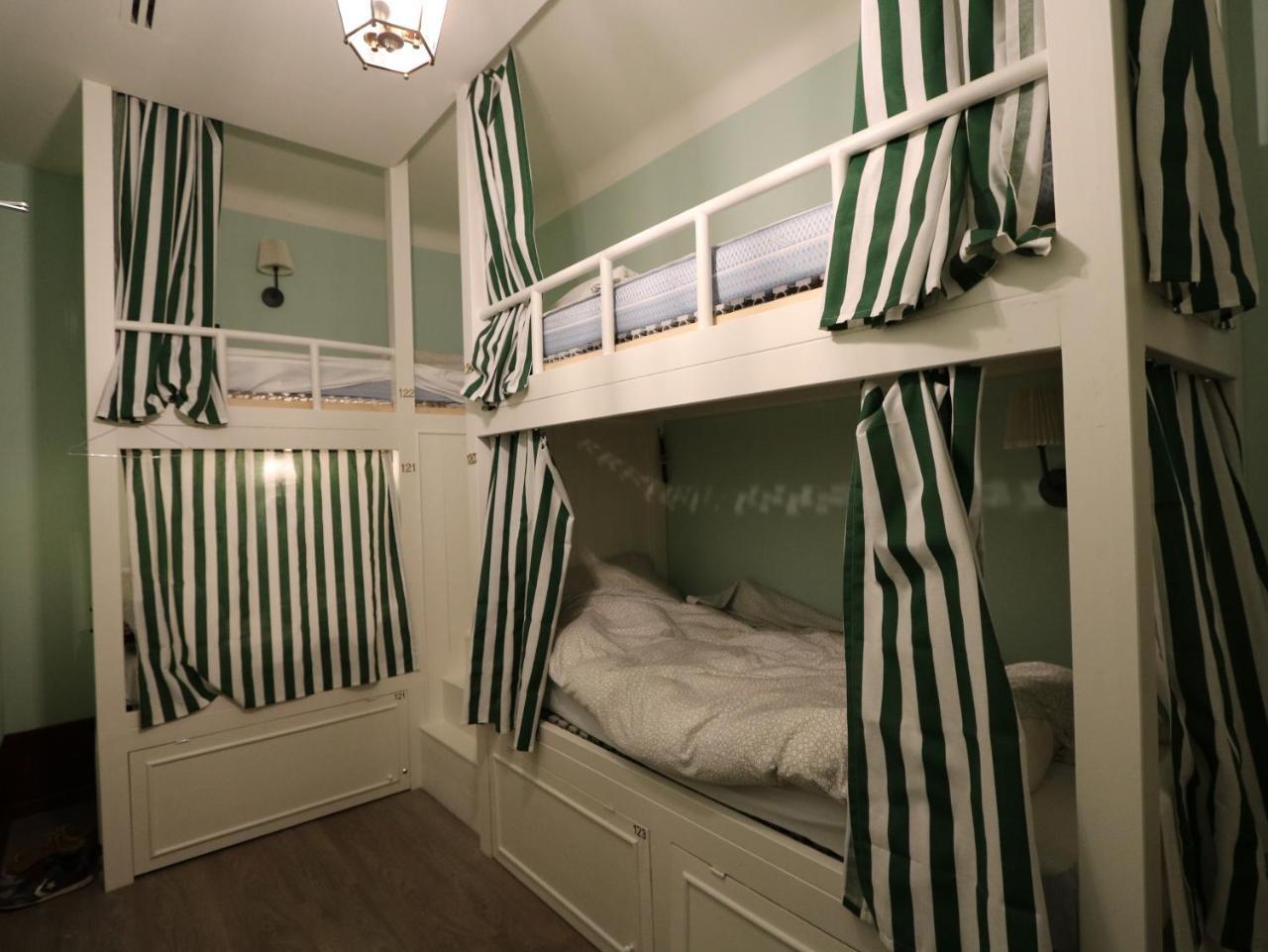 Posto Letto in Dormitorio Misto con 4 Letti