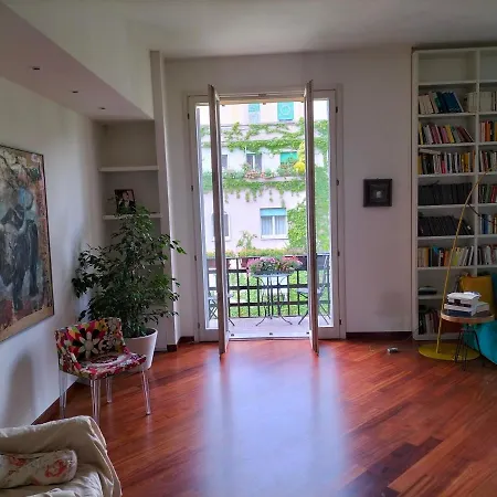 Stanza Nr 4 In Appartamento Incantevole In Zona Solari-2